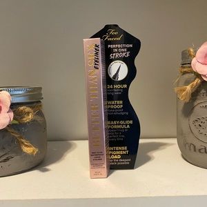 Waterproof liquid eyeliner